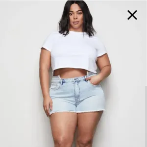 Good American plus good vintage double wb light wash denim jean shorts