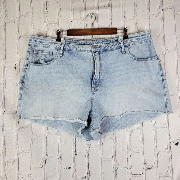 Good American plus good vintage double wb light wash denim jean shorts