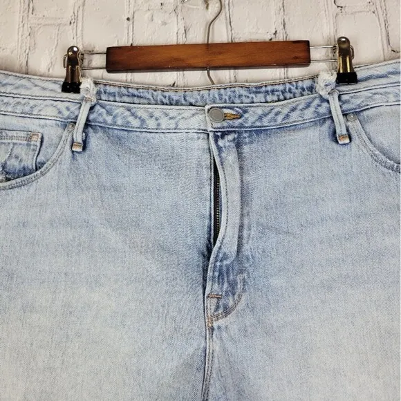 Good American plus good vintage double wb light wash denim jean shorts