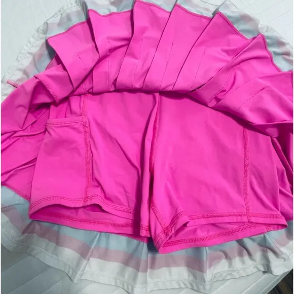 Lilly Pulitzer UPF 50  Luxletic® Pink pleated, striped hem Loren skorts size S