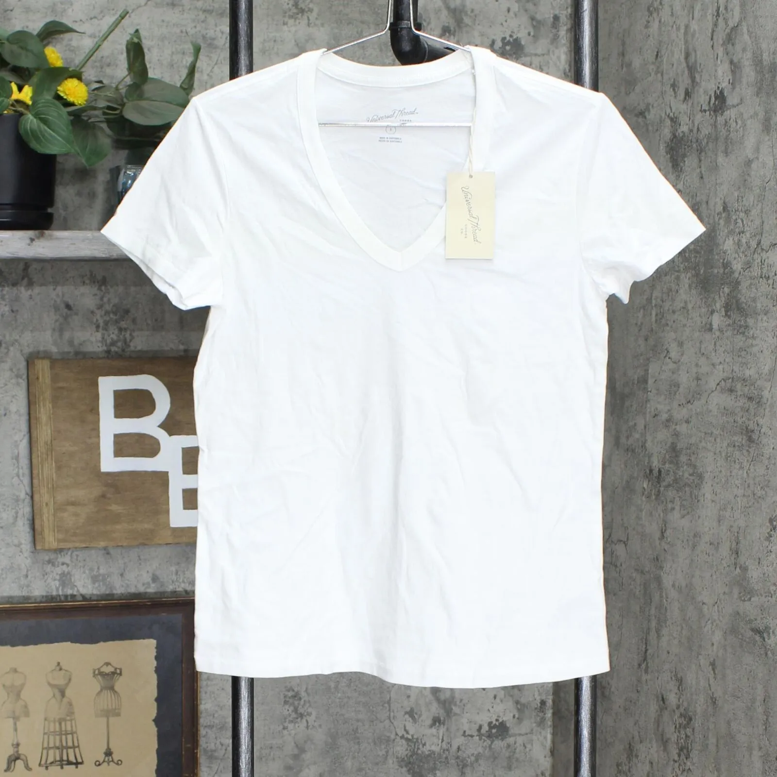 Universal Thread Women's Short Sleeve V-Neck T-Shirt 561668