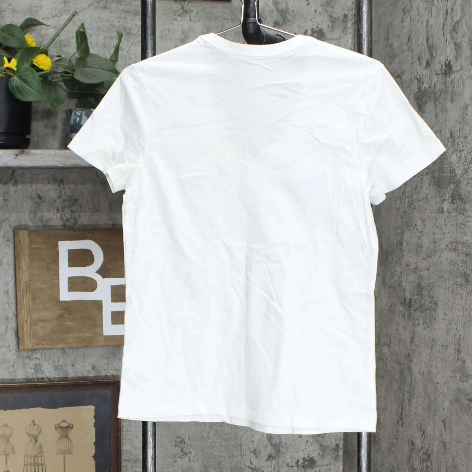 Universal Thread Women's Short Sleeve V-Neck T-Shirt 561668