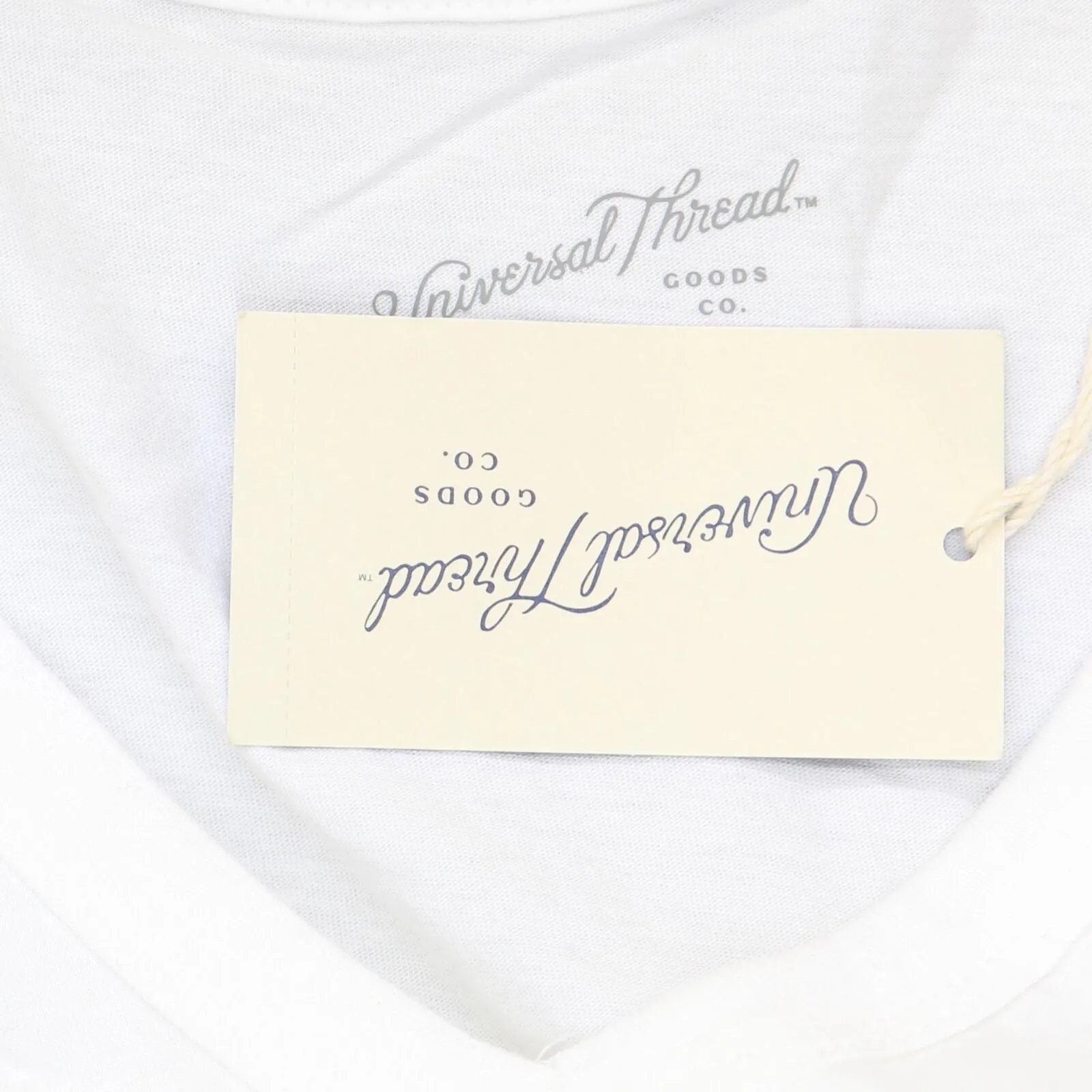 Universal Thread Women's Short Sleeve V-Neck T-Shirt 561668